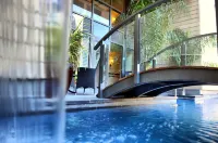 Metcalfe Hotel Montréal by Gray Collection - Rooftop Pools