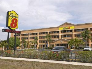 Super 8 by Wyndham Fort Myers