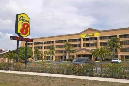 Super 8 by Wyndham Fort Myers