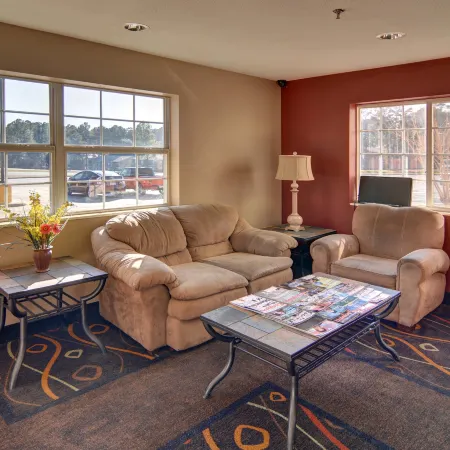 HomeTown Inn & Suites