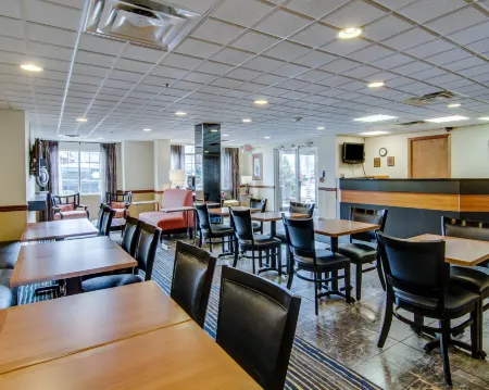 Quality Inn & Suites I-81 Exit 7 Отели в г. Бристоль