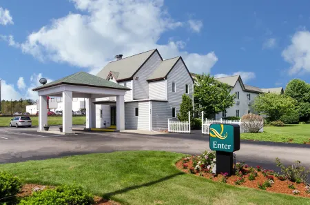 Residences at Solomon Pond Отели рядом с достопримечательностью «Tougas Family Farm»