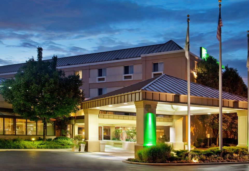 Hotels in Carol Stream, IL  Holiday Inn & Suites Chicago-Carol Stream  (Wheaton)