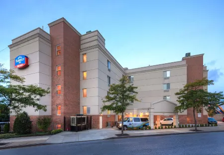Fairfield Inn New York LaGuardia Airport/Flushing Отели рядом с достопримечательностью «Нью-Йорк Холл Оф Сайенс»