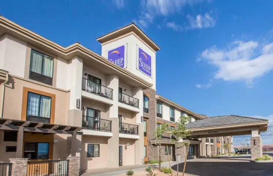 佩奇-鮑威爾湖舒眠套房旅館