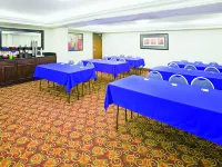 La Quinta Inn & Suites by Wyndham Dallas I-35 Walnut Hill Ln Hotels in der Nähe von Freizeitpark Zero Gravity