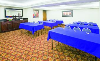 La Quinta Inn & Suites by Wyndham Dallas I-35 Walnut Hill Ln