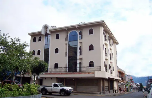 阿拉胡埃拉背包客機場旅社