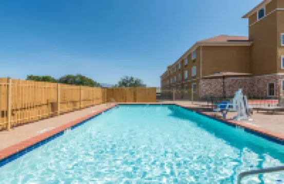 Days Inn & Suites by Wyndham Cleburne TX