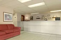 Super 8 by Wyndham Red Deer Hoteles en Lacombe