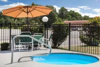 Days Inn by Wyndham Caddo Valley Arkadelphia - Pools