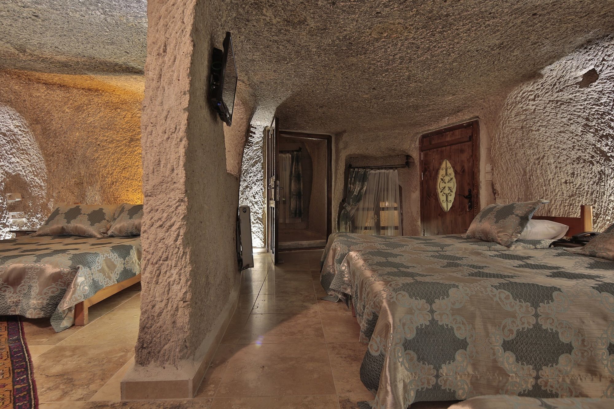Shoestring Cave House