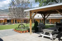 Sahara Courtyard Inn & Suites Osoyoos