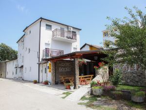 Family Guesthouse in Forest Ana & Stjepan Nikolic