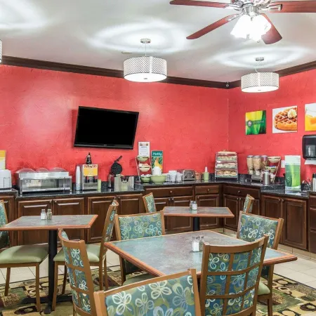 Quality Inn at Collins Road - Cedar Rapids