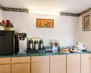 Economy Inn - Parking