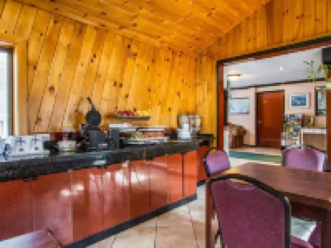 Rodeway Inn & Suites Brunswick Near Hwy 1 Hotels in Brunswick