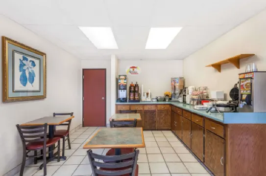 Super 8 by Wyndham Conway