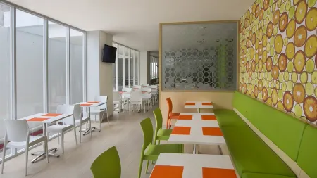 Zest Bogor by Swiss-Belhotel International Отели рядом с достопримечательностью «Ecodome Bogor Botanical Gardens»