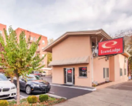 Econo Lodge City Center Hotels near St. Johns Bridge