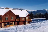 Whispering Pines Hotel dekat Okanagan Regional Library Golden Branch
