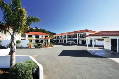 Palms Motel Hotels near Founders Heritage Park