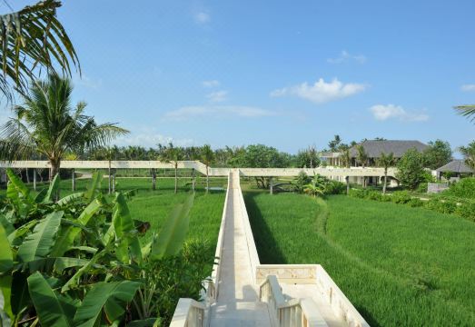 코마네카 앳 케라마스 비치