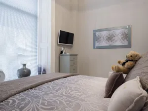 Marks at the Manor Luxury Riverside Apartments - Sleeps up to 4, with Parking and Sky TV