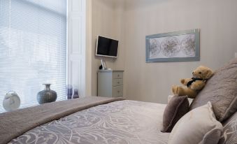 Marks at the Manor Luxury Riverside Apartments - Sleeps up to 4, with Parking and Sky TV