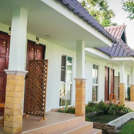 Leelawadee Resort Отели рядом с достопримечательностью «Ват Си Чум»