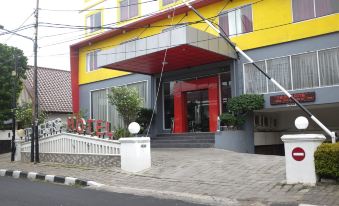 RedDoorz Plus Near Senen