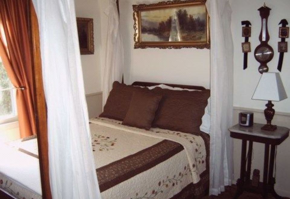 Moore House Bed and Breakfast - Housity