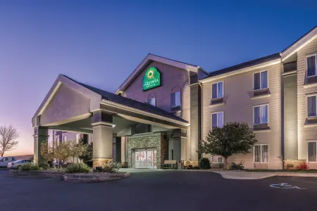 La Quinta Inn & Suites by Wyndham Moscow Pullman Отели рядом с достопримечательностью «Парк Лиллиан Вудворт Отнесс»