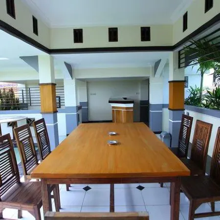 Hotel Mataram Baru Отели в г. Мадиун