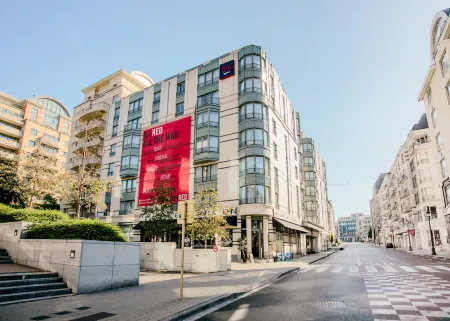Radisson Red Hotel, Brussels Отели рядом с достопримечательностью «Парк Тенбош»