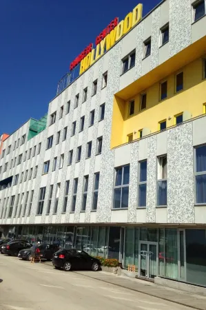 Hollywood Hotel Отели рядом с достопримечательностью «Vrelo Bosne»