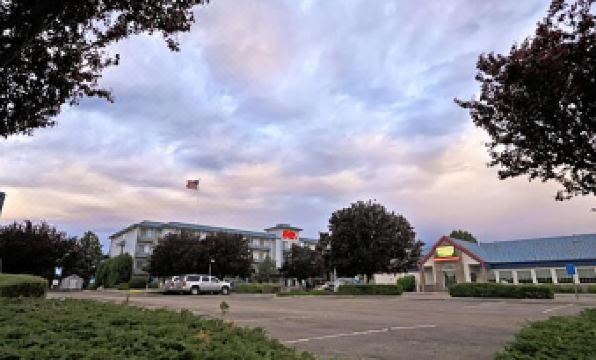 Shilo Inn Suites Hotel - Nampa Suites