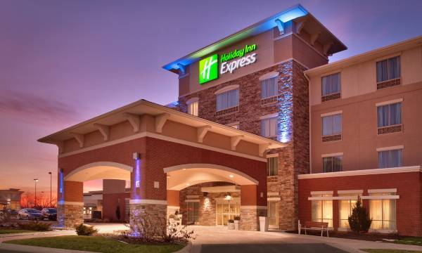 Holiday Inn Express & Suites Overland Park by IHG