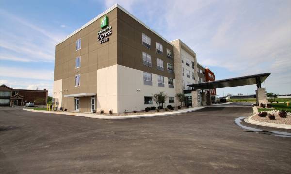 Holiday Inn Express & Suites Fond DU LAC by IHG
