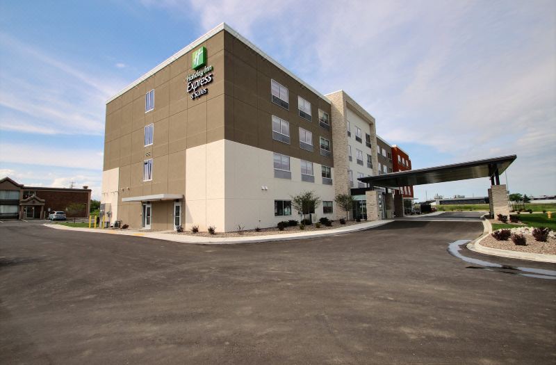 Holiday Inn Express & Suites Fond DU LAC by IHG