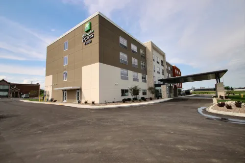 Holiday Inn Express & Suites FOND DU LAC by IHG - parking