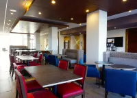 Holiday Inn Express & Suites OMAHA - MILLARD AREA by IHG - breakfast