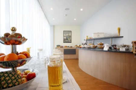 Ambassador Self Check-in Hotel Отели рядом с достопримечательностью «Franziskanerkirche»