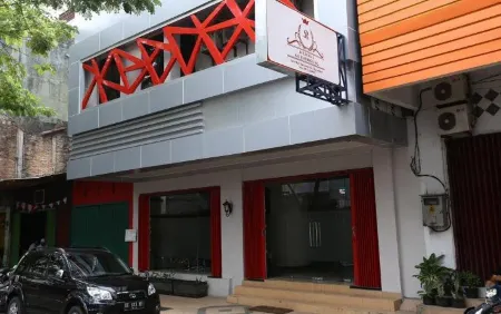 Rejeki 3 Guesthouse Отели в г. Sirimau