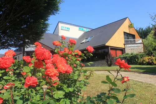 Les Dineux Village Hotels in Saint-Launeuc