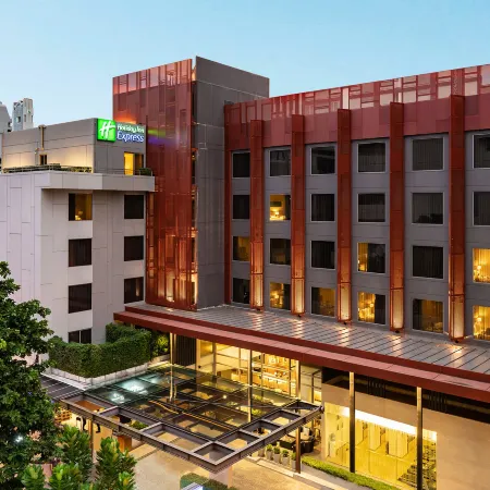 Holiday Inn Express BANGKOK SATHORN by IHG Отели рядом с достопримечательностью «Станция MRT Силом»