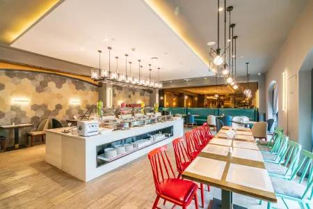 Yuhao Hotel (Xuchang Wenfeng Road Branch) Отели рядом с достопримечательностью «Jian'anqu Beihai Park»