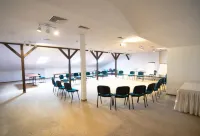 Centrum Konferencyjno-Apartamentowe Mrówka Hotels in Otwock