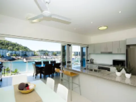 Beachside Magnetic Harbour Apartments Hotels in Nelly Bay