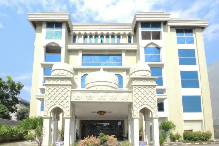 Sulthan Hotel Medan Powered by Archipelago Отели в г. Sei Sikambing D